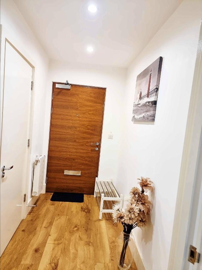 Your Riverside Home 2 With Private Balcony Londen Buitenkant foto